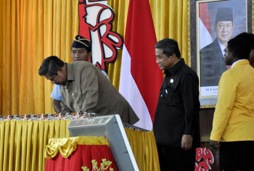 Foto Penandatangan oleh Presiden RI, Bapak Susilo Bambang Yudhoyono (SBY) secara simbolis menandatangani prasasti penegerian UBB Minggu (21-11-2010)