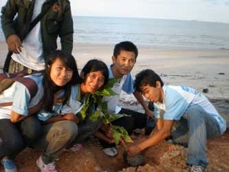 Foto Bersih- bersih Pantai Mahasiswa Perikanan 
