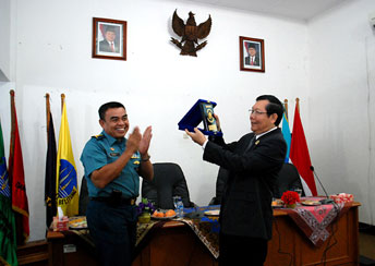 KUNJUNGAN DAN KULIAH UMUM SESKOAL KE UBB