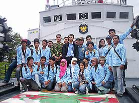 Foto Kunjungan Mahasiswa Perikanan ke Kapal TNI AL di Pangkalbalam