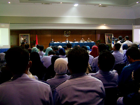 Foto Civitas Akademika suasana acara penyerahan asset UBB