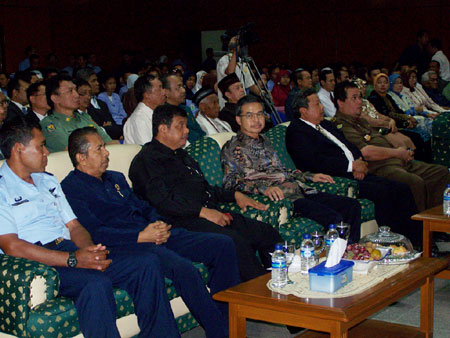 Foto para undangan pada acara penyerahan asset UBB 2 maret 2009