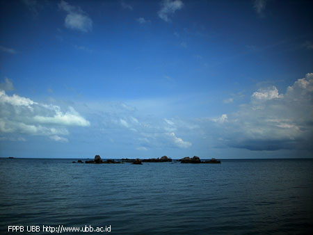 Foto Daerah Karang Kering di Pantai Tanjung Kerasak, Bangka Selatan