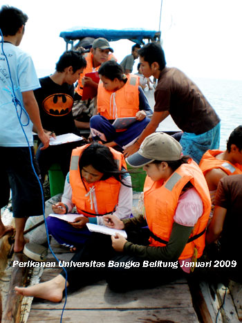 Pengambilan data di atas kapal Oleh para mahasiswa dan Mahasiswi di Desa Pasir Putih Pantai Tanjung Kerasak Kabupaten Bangka Selatan Provinsi Kepulauan Bangka Belitung