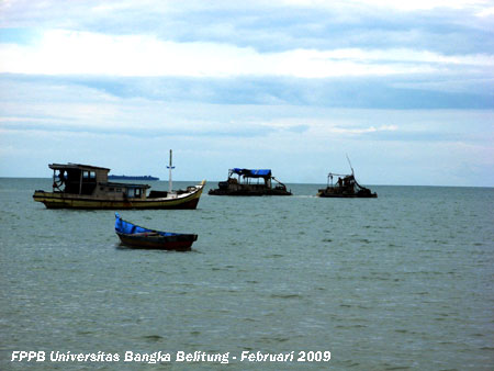 TI Apung dan perahu nelayan berlatarkan Pulau Ketawai (foto diambil dari daerah Tanjung Gunung, Kecamatan Pangkalan Baru Kabupaten Bangka Tengah)