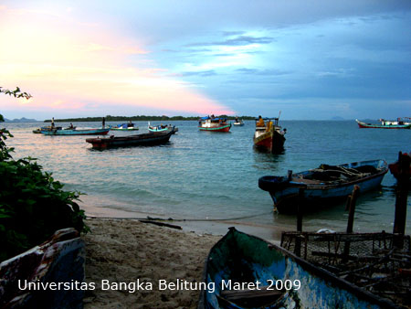 Foto Nelayan Pulau Semujur berlatarkan Pulau Panjang, Tim Ekspedisi terumbu Karang UBB Maret 2009